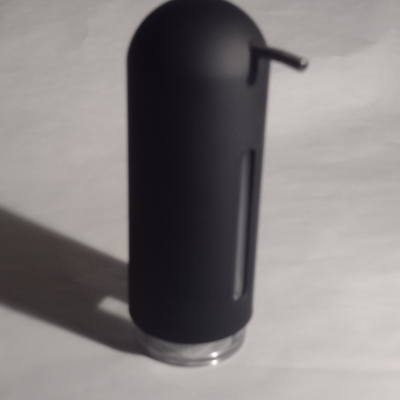 UMBRA - Penguin soap pump - Black -7,5 x 2,5 x 2,5 In - 12 Oz. - Picture 4 of 7